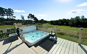 Hot Tub Lodge, Panoramic Views & Free Golf, Dog Friendly